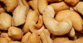 काजू के फायदे और नुकसान, health benefits of kaju or cashew nuts in hindi.