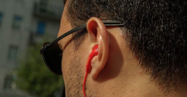 हेडफोन या लीड लगाकर गाने सुनने पर कानो को नुकसान होता है क्योंकि यह कान ख़राब तक कर सकता है, ill effects of listening to musin using headphone in hindi.