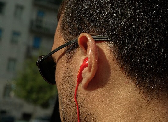 हेडफोन या लीड लगाकर गाने सुनने पर कानो को नुकसान होता है क्योंकि यह कान ख़राब तक कर सकता है, ill effects of listening to musin using headphone in hindi.