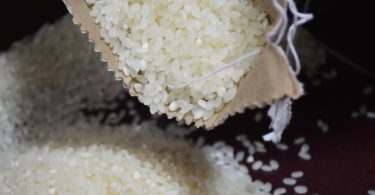 विस्तार में जाने चावल के आटे के फायदे आपकी सुंदरता के लिए क्योंकि ये फायदा करता है कील मुंहासे, टैनिंग, डार्क सर्किल और त्वचा पर चमक के लिए., rice flour beauty benefits in hindi.