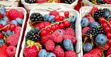 जानें डायबिटीज के लिए कम चीनी वाले फल जैसे कि स्ट्रॉबेरी, जामुन, संतरा, सेब आदि, find low sugar fruits for diabetes in hindi.