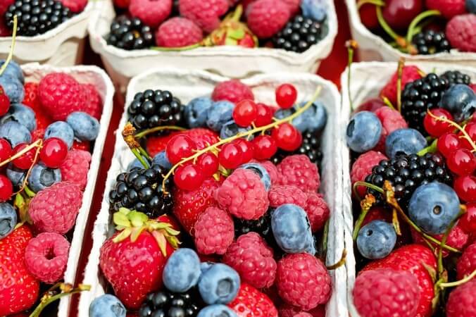 जानें डायबिटीज के लिए कम चीनी वाले फल जैसे कि स्ट्रॉबेरी, जामुन, संतरा, सेब आदि, find low sugar fruits for diabetes in hindi.