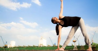 जाने पेट की चर्बी या मोटापा कम करने के लिए प्राणायाम योग टिप्स जैसे कि सूर्य नमस्कार, अधोमुख शवासन, नौकासन, कपालभाती आदि, yoga tips to reduce fats in hindi.