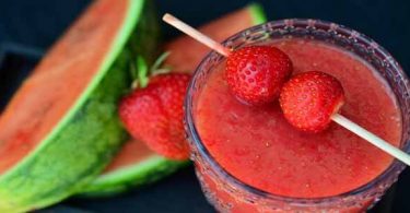 विस्तार में जाने तरबूज के जूस के फायदे आपकी सेहत के लिए क्यूंकि ये कोलेस्ट्रॉल, हीट स्ट्रोक, रक्त संचार में लाभ करता है, watermelon juice benefits in hindi.