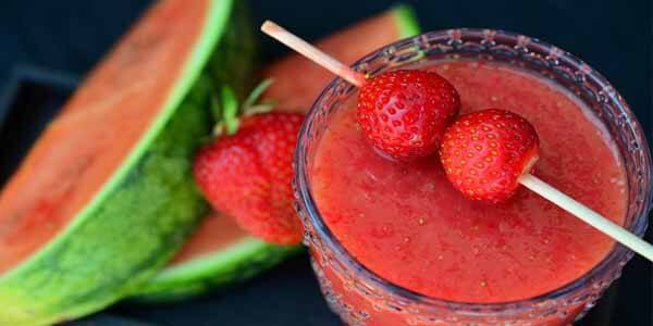विस्तार में जाने तरबूज के जूस के फायदे आपकी सेहत के लिए क्यूंकि ये कोलेस्ट्रॉल, हीट स्ट्रोक, रक्त संचार में लाभ करता है, watermelon juice benefits in hindi.