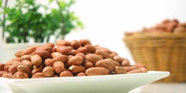 विस्तार में जाने मूंगफली के तेल के फायदे आपकी सेहत लिए क्यूंकि ये फायदा करता है पाचन क्रिया, वजन कम करने में, ब्लड प्रेशर, डायबटीज, बालों के लिए - Peanut oil benefits in hindi.