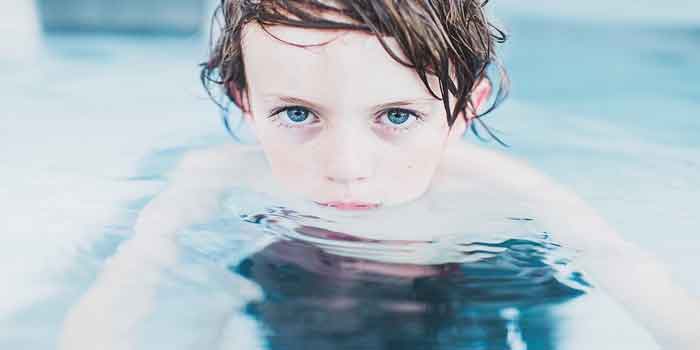 स्वीमिंग पूल में सावधानी - Monsoon eye care tips