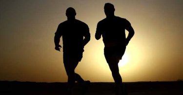 अगर आप जिम नहीं जाते तो जाने कैसे रहें फिट ताकि आप घर पर ही कर सकें कसरत अच्छी सेहत के लिए, home workout tips in hindi