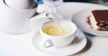 चाय तो आपने बहुत पी होगी लेकिन यदि आप सुबह लेमन टी पीते हैं, तो आपको बहुत ही फायदा देखने को मिलेगा, benefit of lemon tea in hindi.