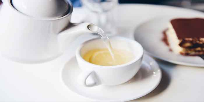 चाय तो आपने बहुत पी होगी लेकिन यदि आप सुबह लेमन टी पीते हैं, तो आपको बहुत ही फायदा देखने को मिलेगा, benefit of lemon tea in hindi.