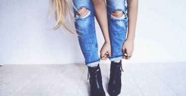 टाइट जींस पहनना आज कल के युवाओं फैशन बन चुका है, लेकिन क्या आप जानते हैं कि इससे कई बीमारी भी हो सकती है, side effects of tight jeans.