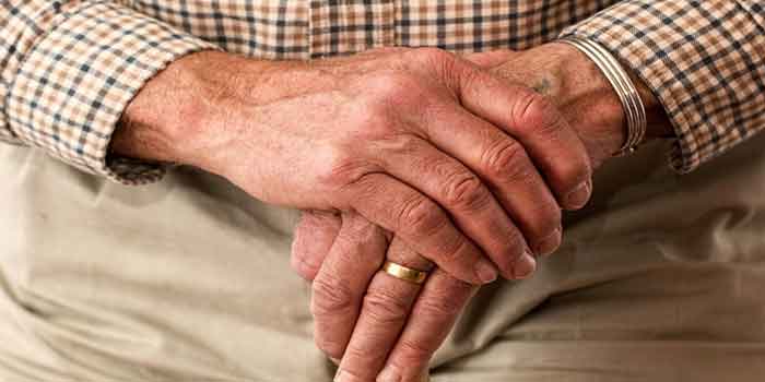 बढ़ते उम्र के साथ अर्थराइटिस एक बहुत ही गंभीर बीमारी के रूप में सामने आती है, गठिया के इलाज के लिए 5 आवश्यक तेल के बारे में जानें, oil for Arthritis.