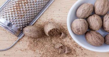 जायफल मसाला बहुत ही काम की चीज है, जायफल खाने के बहुत ही फायदे हैं, लेकिन इसके नुकसान भी है, Benefit and side effect of nutmeg.