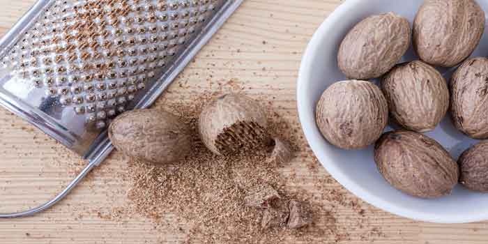 जायफल मसाला बहुत ही काम की चीज है, जायफल खाने के बहुत ही फायदे हैं, लेकिन इसके नुकसान भी है, Benefit and side effect of nutmeg.
