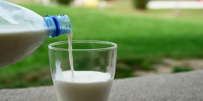 त्वचा और छिद्र को साफ करने के लिए कच्चा दूध है आयुर्वेदिक उपचार