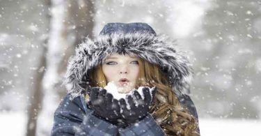 सर्दियों में खुद को गर्म करने के लिए या फिर ठंड से बचने के आप घरेलू उपाय अपना सकते हैं। Home remedies during winters.