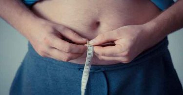 वजन घटाने के गलत तरीकों से बचें क्योंकि कुछ लोग फैट कम करने में गलत तरीके और जल्दबाज़ी करते हैं जो सेहत के लिए ठीक नहीं है