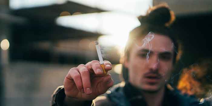 धूम्रपान या ड्रग्स लेना 