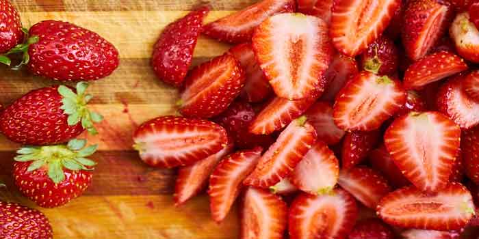 सफेद दांत पाने के लिए स्ट्रॉबेरी