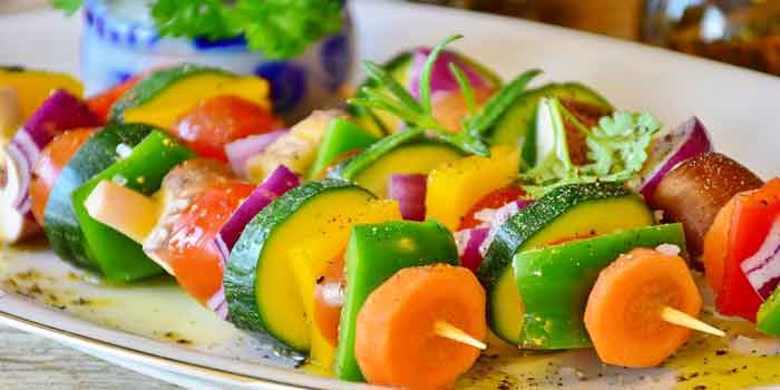 ताजे सब्जियों से बने सलाद