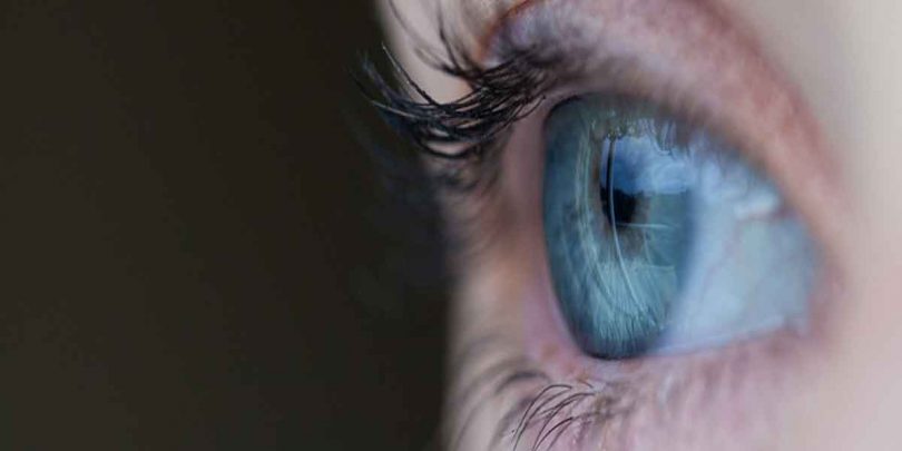 आंख के नीचे सूजन आना – क्या है कारण और उपचार