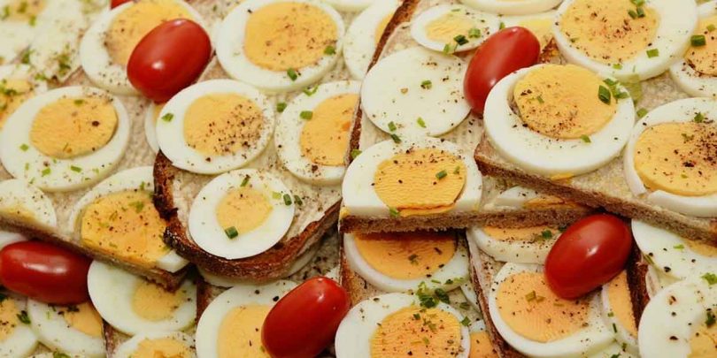 अंडा खाने से क्या होता है, इसे क्यों खाते हैं लोग
